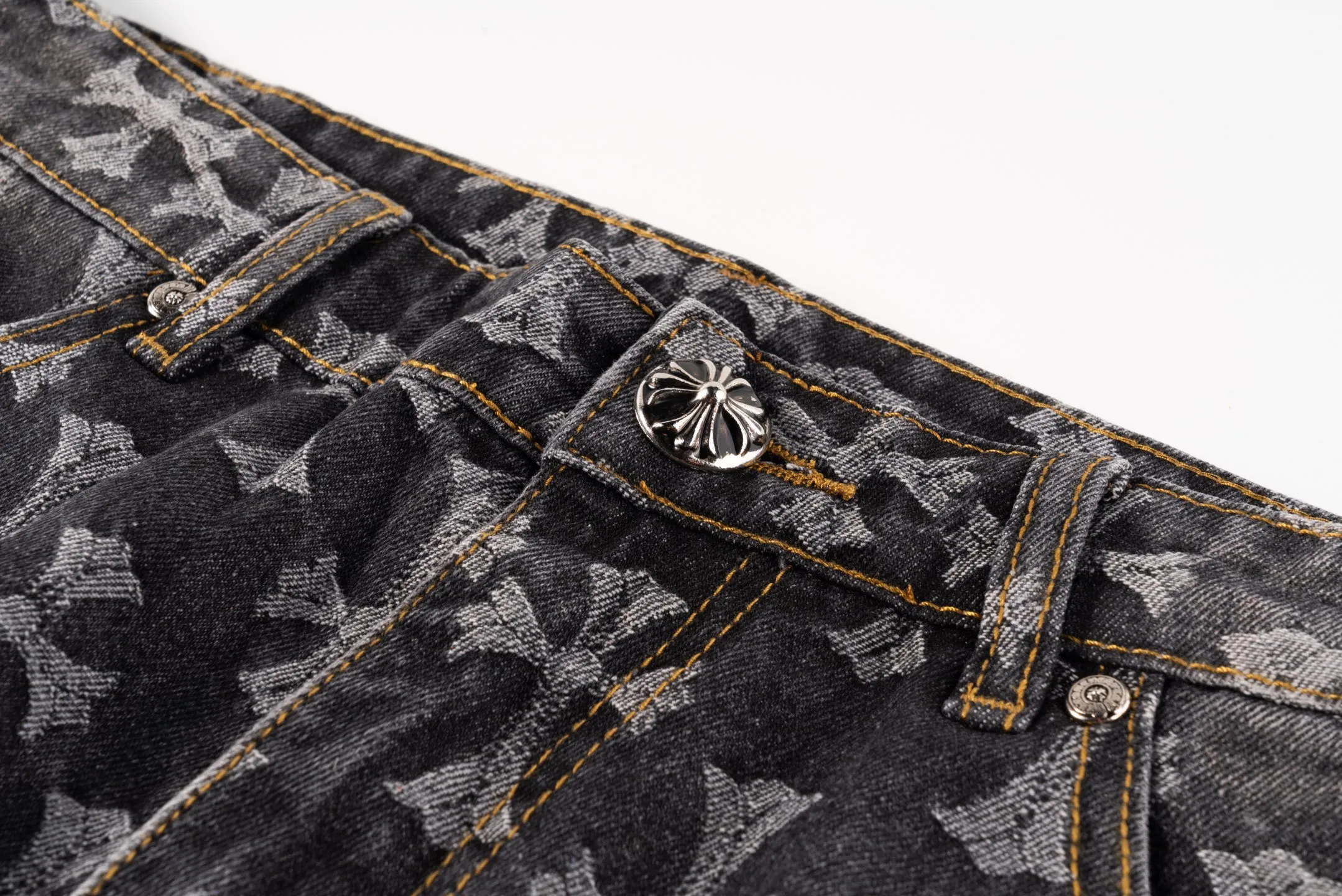 P220 Chrome Hearts double-sided heavy-duty jeans with LOGO jacquard and dark pattern printed all over, truly restoring the ultimate texture of Vintage, special Italian cowhide printed and cut, custom-made sheepskin three-layer thick line leather, the whole splicing in heavy water washing process, you can see the details, three-dimensional cutting version, loose and comfortable, not flattering on the figure, taller and slimmer, factory Seiko, original quality control, same style for men and women, can be matched with couples, versatile recommendation, must-have jeans for all seasons Style number: 1650# Color: black Size: S-XXL (corresponding to 28-36)